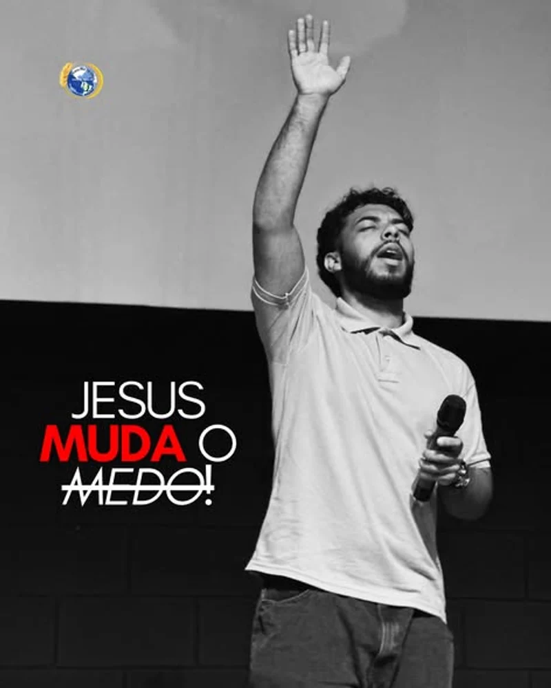 Jesus muda o medo — jovem adorando com mãos levantadas