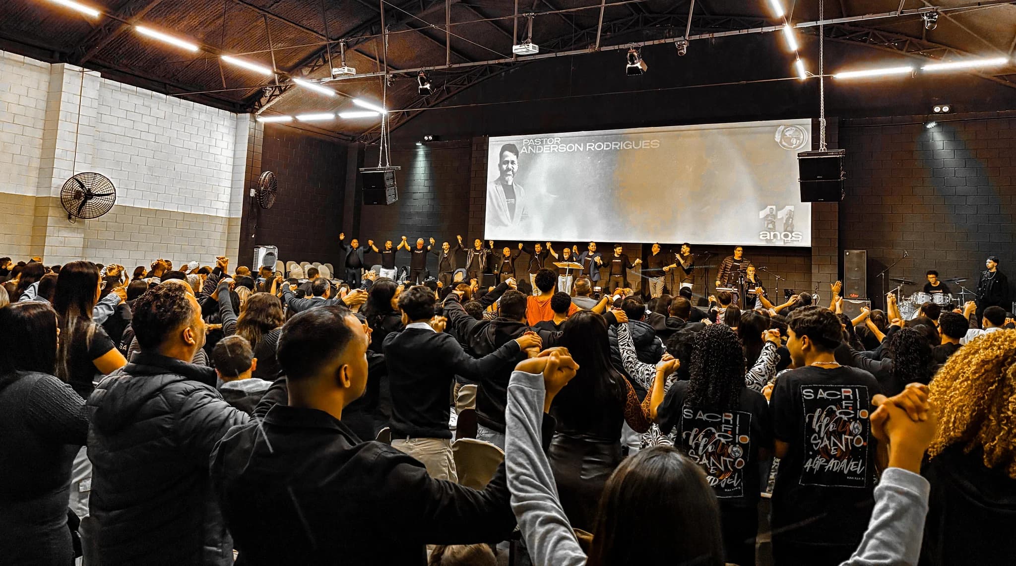 Congregação da IADMA reunida em adoração no Parque Independência