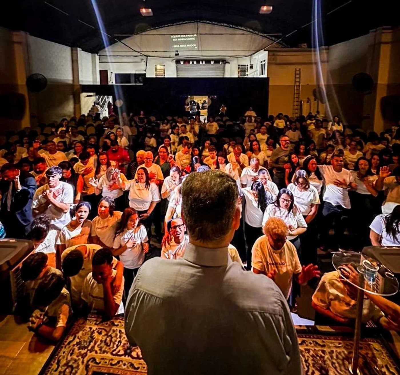 Igreja lotada durante encontro da juventude da IADMA