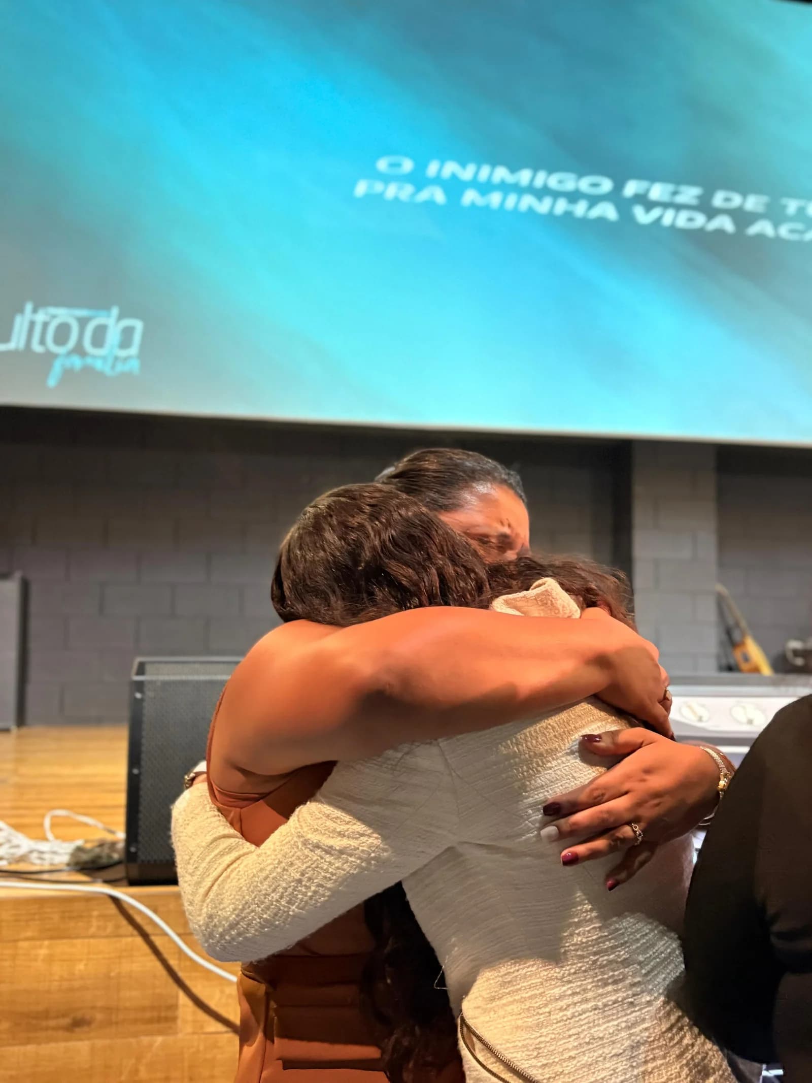 Músicos e banda da igreja em celebração